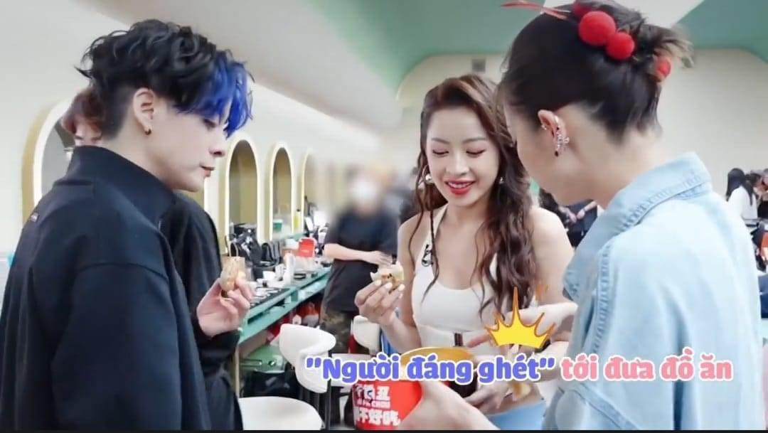 Cô liên tục tăng cân vì ăn uống ngon miệng.