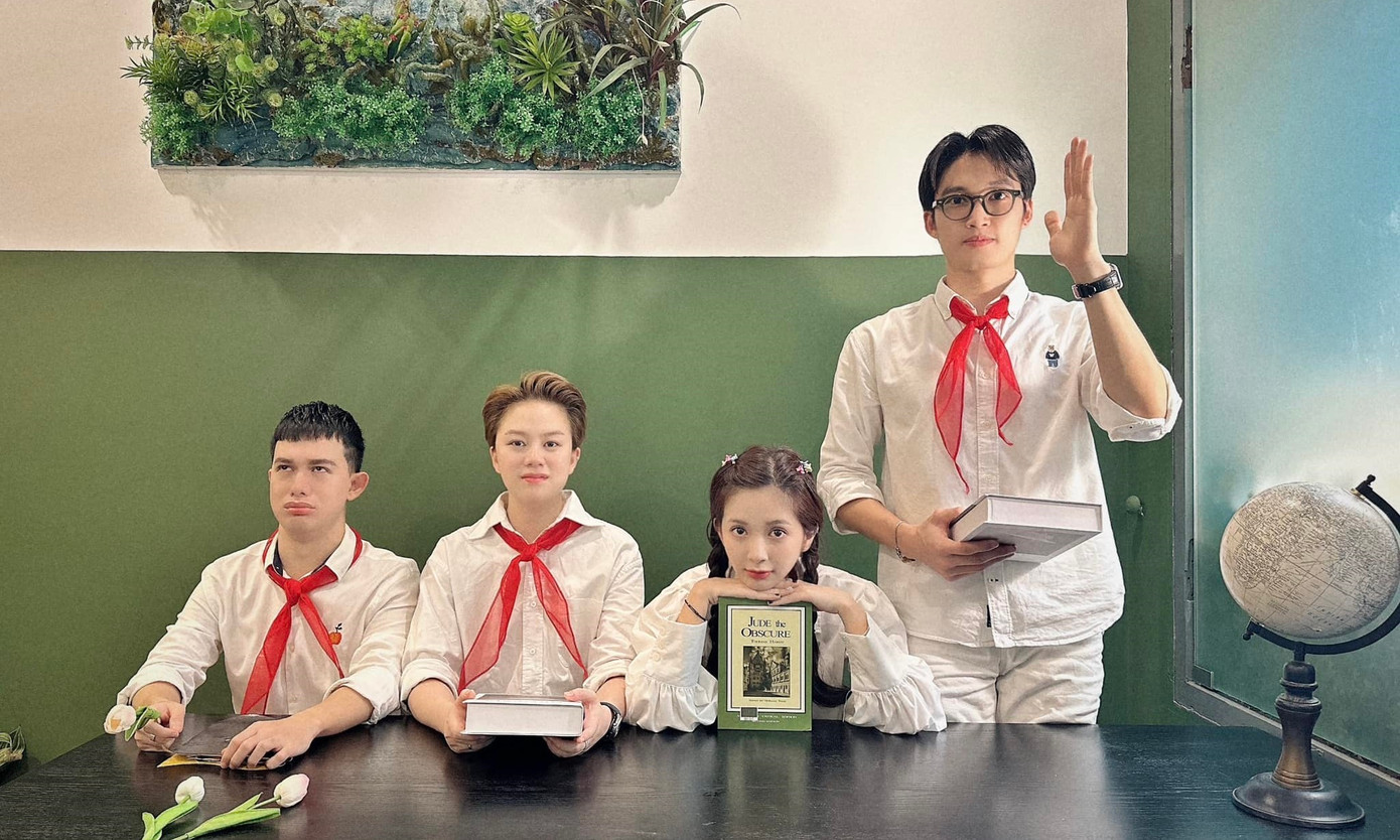 Khoảnh khắc hồi teen đáng yêu của dàn diễn viên. Khoảnh khắc hồi teen đáng yêu của dàn diễn viên.