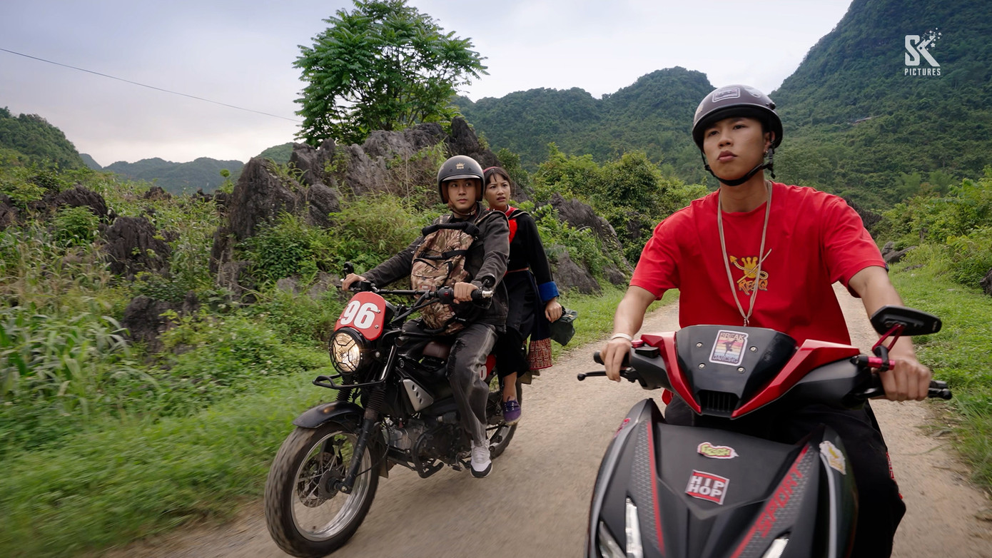 Thái đi xe, mặc đồ giống như lần đầu gặp mặt mà Pu lại nhận không ra. Thái đi xe, mặc đồ giống như lần đầu gặp mặt mà Pu lại nhận không ra.