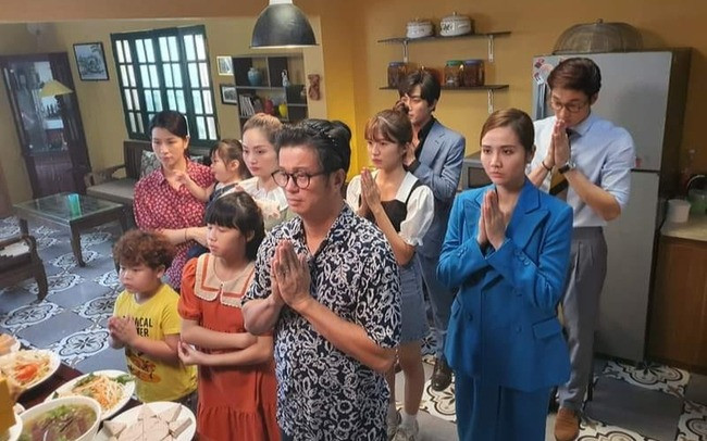 Phim này cũng có một cảnh ngày giỗ dễ gây hiểu lầm. Phim này cũng có một cảnh ngày giỗ dễ gây hiểu lầm.