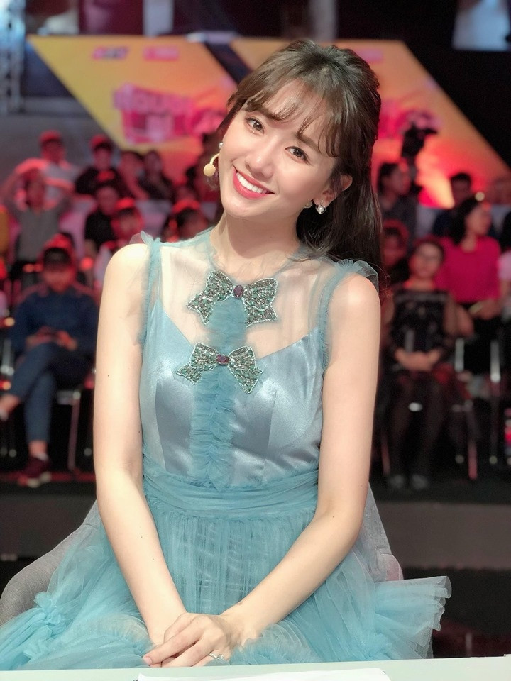 Hari Won được mời làm MC cho nhiều chương trình dù nói tiếng Việt không sõi. Hari Won được mời làm MC cho nhiều chương trình dù nói tiếng Việt không sõi.