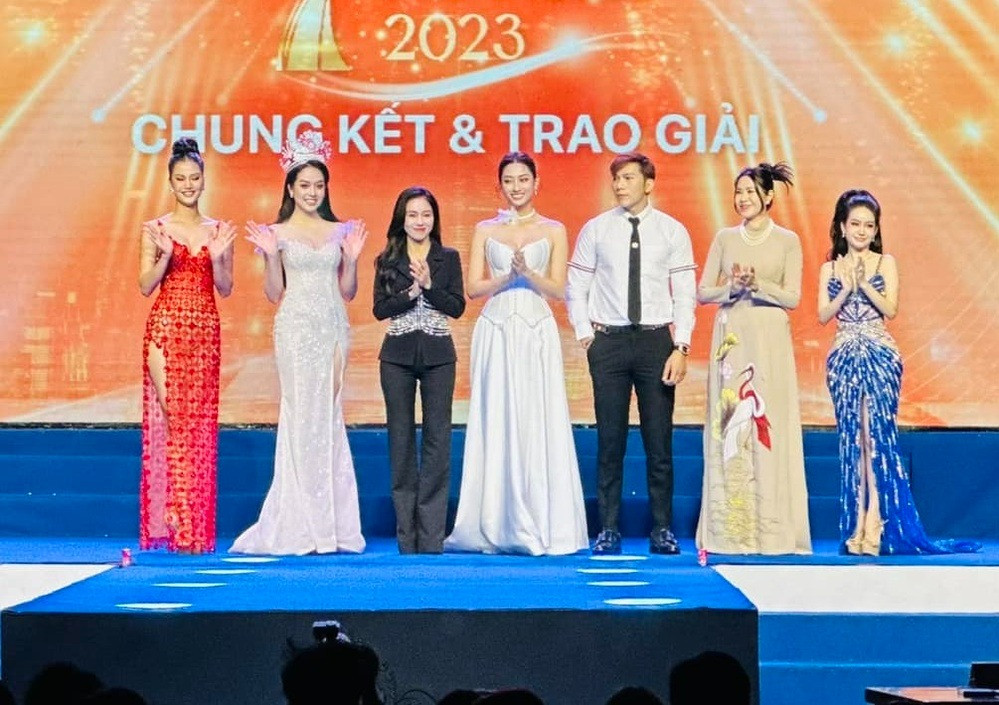 Thanh Thủy làm giám khảo trong một cuộc thi Hoa khôi. Thanh Thủy làm giám khảo trong một cuộc thi Hoa khôi.