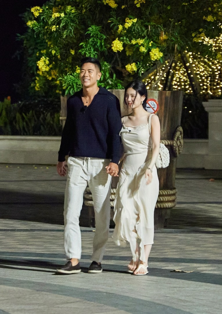 Nắm tay Rayeon rất tình cảm... Nắm tay Rayeon rất tình cảm...