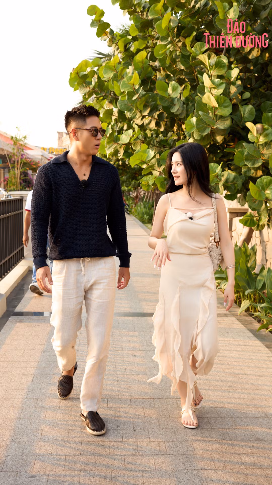 Nắm tay Rayeon rất tình cảm...