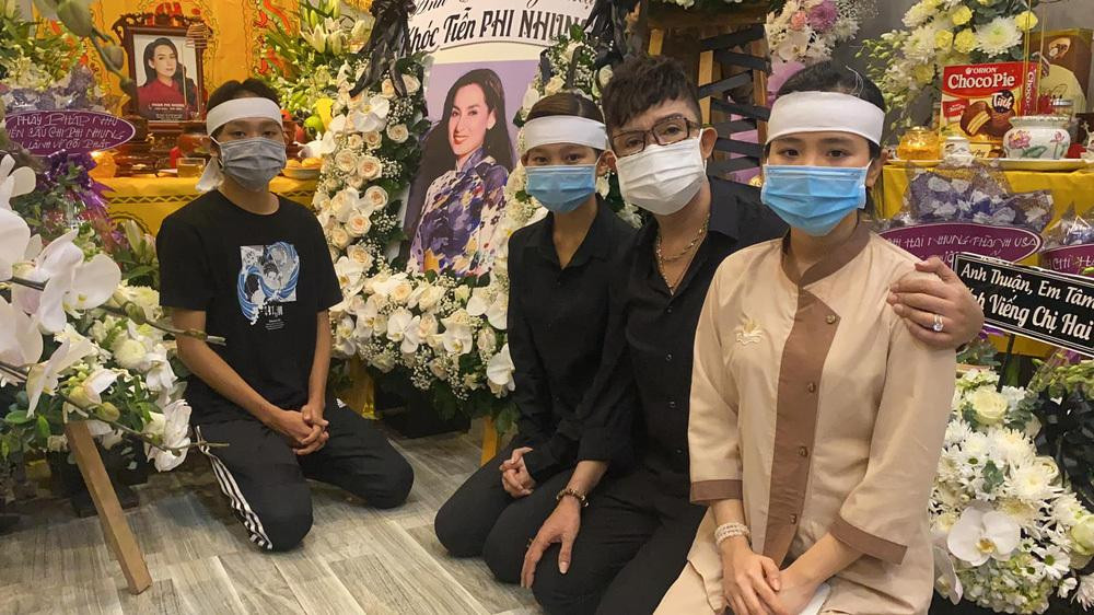 Các con nuôi của Phi Nhung trong lễ viếng mẹ nuôi. Các con nuôi của Phi Nhung trong lễ viếng mẹ nuôi.