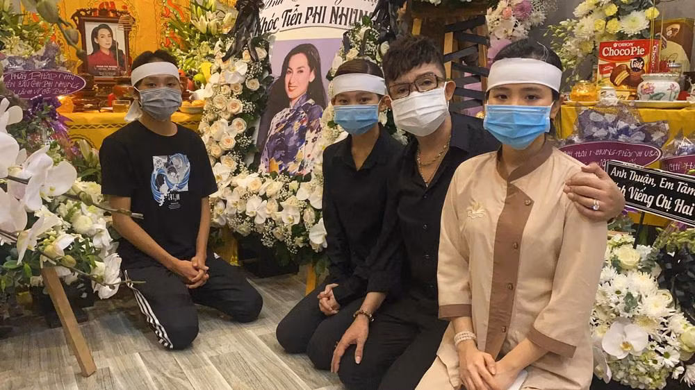 Các con nuôi của Phi Nhung trong lễ viếng mẹ nuôi.