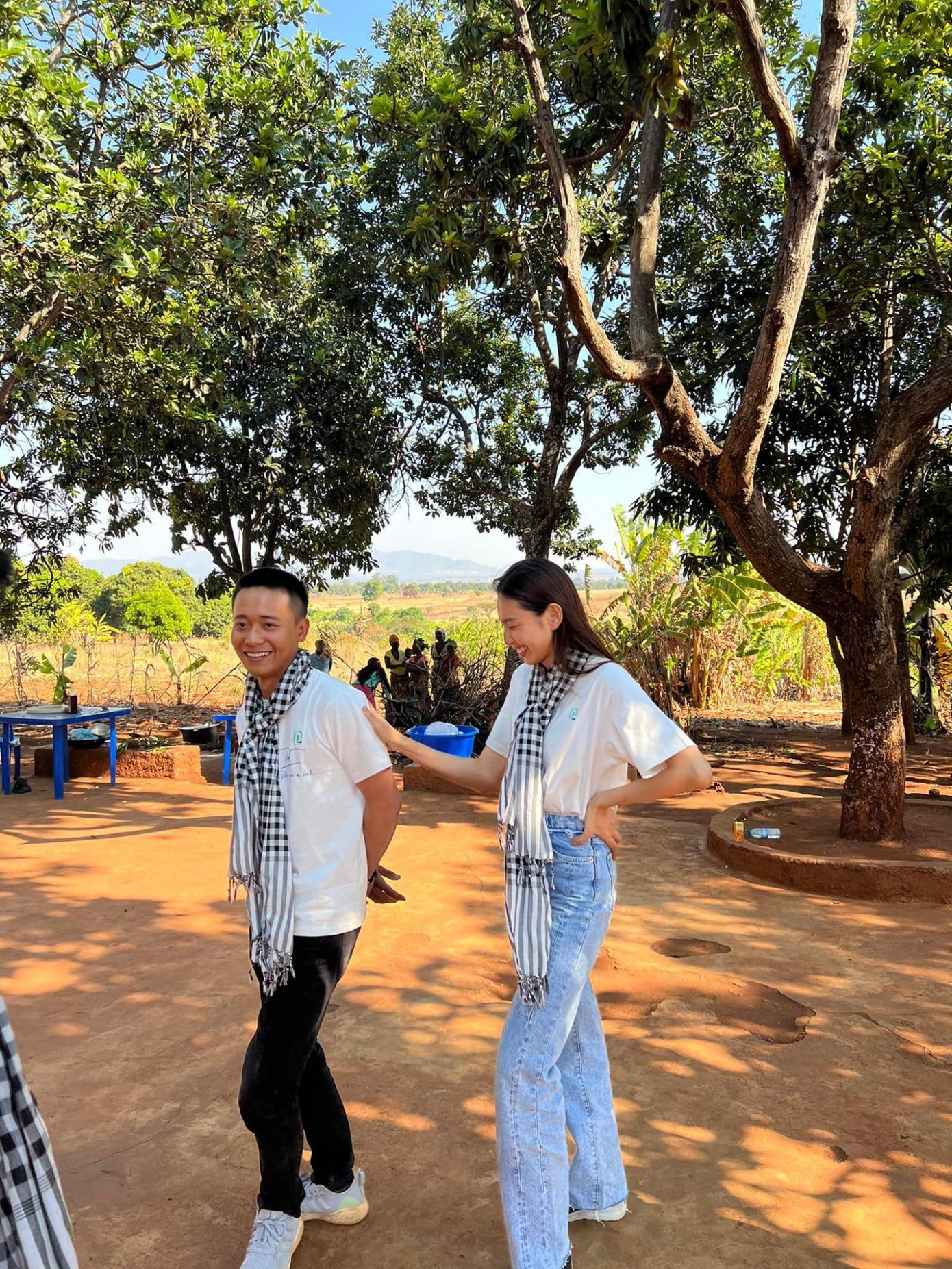 Thùy Tiên và Quang Linh dễ dàng thân thiết.