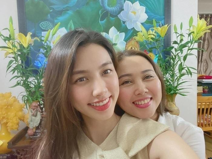 Thùy Tiên thừa hưởng nhiều nét đẹp của mẹ Thùy Tiên thừa hưởng nhiều nét đẹp của mẹ