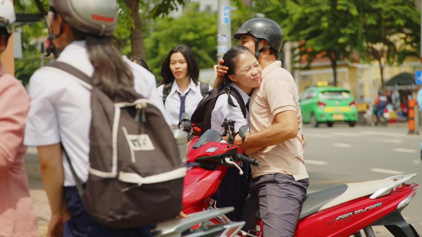 Sự động viên từ gia đình chính là món quà “vô giá” của 2K4 trong kì thi sắp tới. Sự động viên từ gia đình chính là món quà “vô giá” của 2K4 trong kì thi sắp tới.