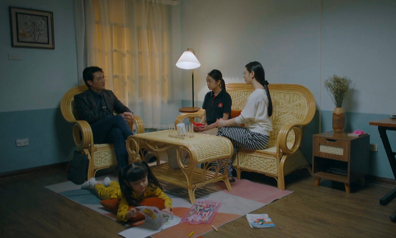 Giám đốc Giang tìm đủ cách đến thăm Nguyệt. Giám đốc Giang tìm đủ cách đến thăm Nguyệt.