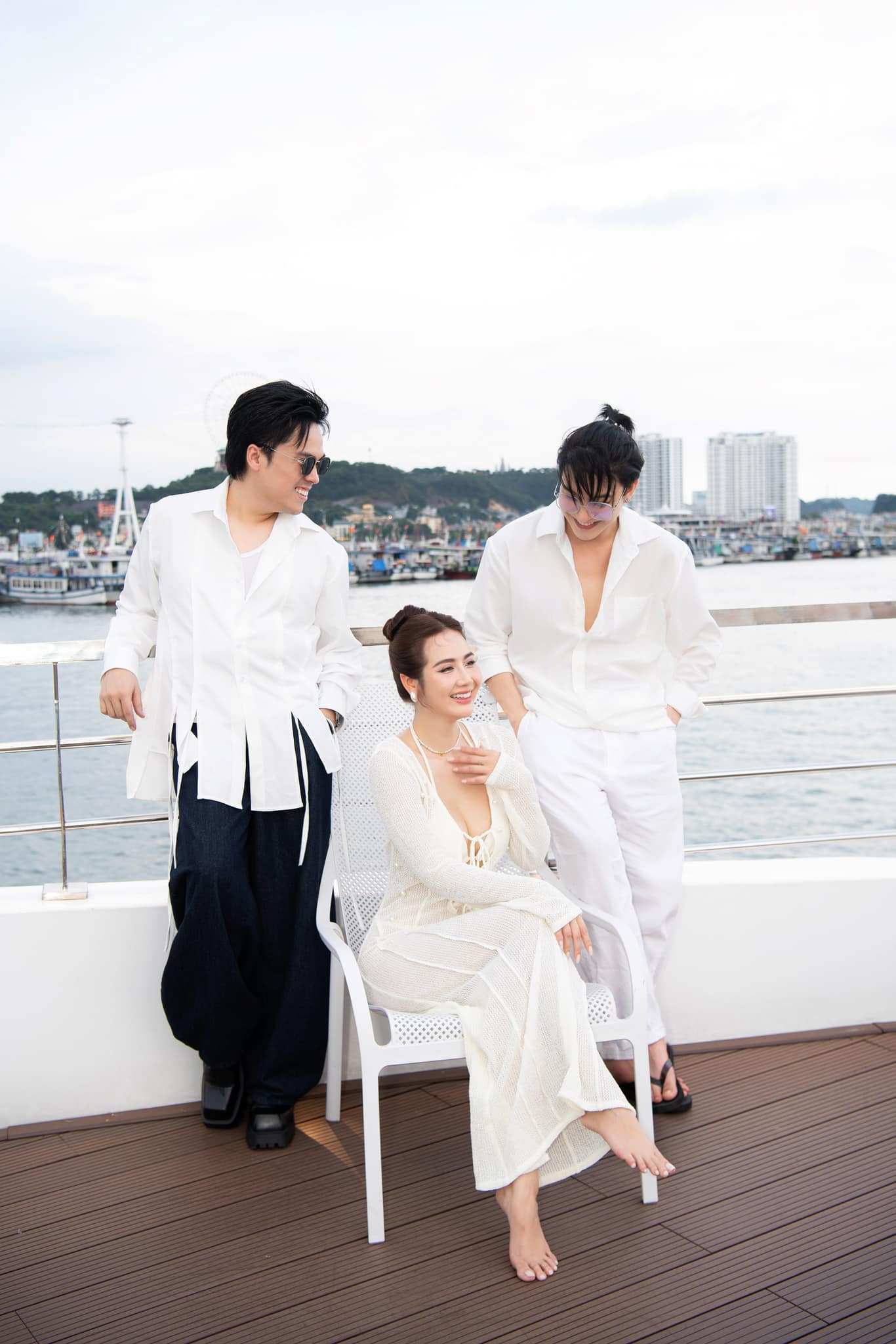 B Trần tham dự nhưng thiếu Quỳnh Kool, Đình Tú cũng vắng bóng trong bữa tiệc. B Trần tham dự nhưng thiếu Quỳnh Kool, Đình Tú cũng vắng bóng trong bữa tiệc.