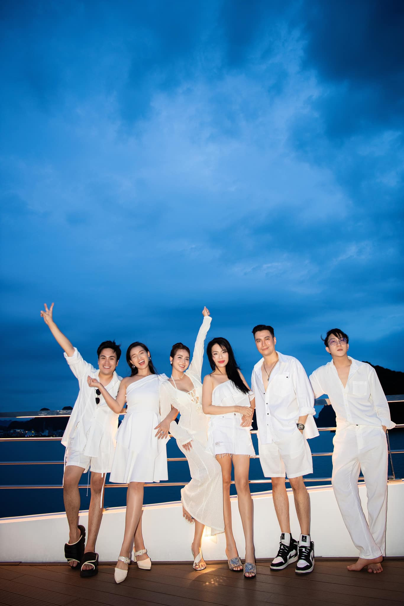 Huyền Lizzie đón sinh nhật cùng nhóm bạn thân trên du thuyền sang trọng. Huyền Lizzie đón sinh nhật cùng nhóm bạn thân trên du thuyền sang trọng.