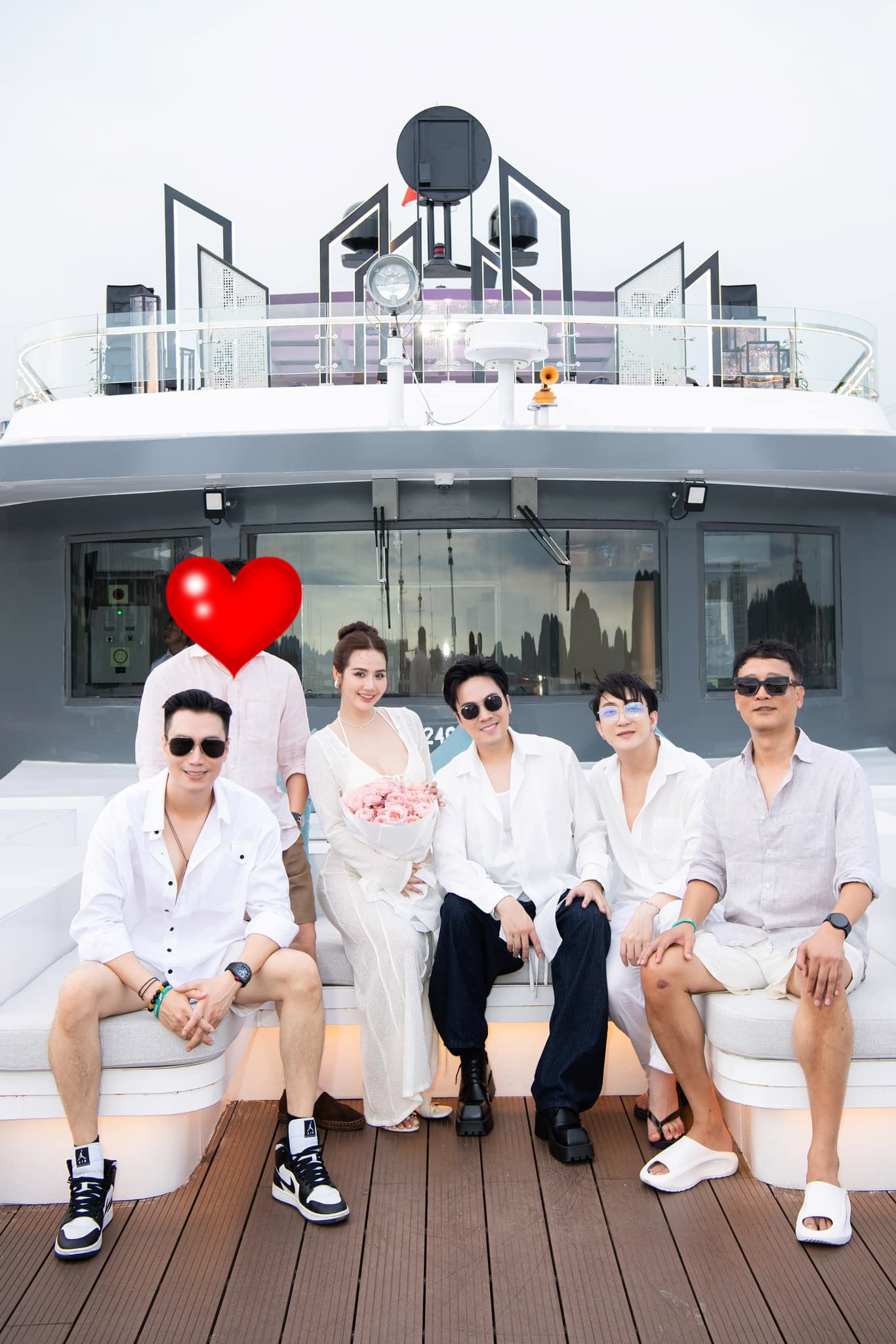 Netizen tò mò không rõ nhân vật bí ẩn đứng cạnh Huyền Lizzie là ai. Netizen tò mò không rõ nhân vật bí ẩn đứng cạnh Huyền Lizzie là ai.