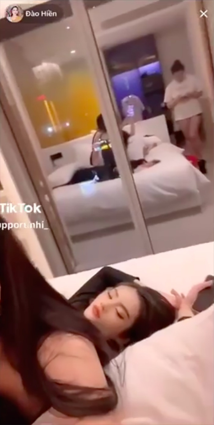 Hoa hậu Ý Nhi mệt đến nỗi ngủ ngay khi vừa về đến phòng.