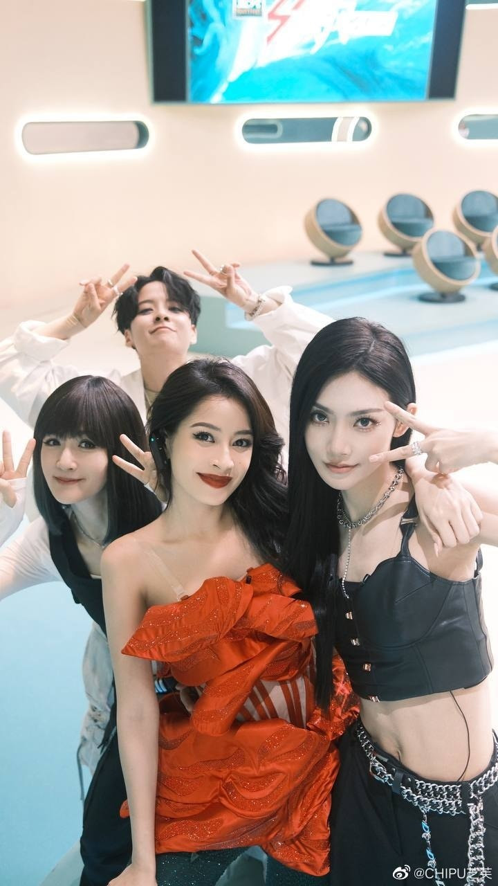 Chi Pu và Amber luôn cổ vũ nhau hết mình.