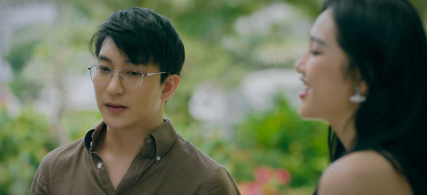 Nguyệt vẫn hồn nhiên chưa biết gì về mối quan hệ của Tùng với cô hàng xóm. Nguyệt vẫn hồn nhiên chưa biết gì về mối quan hệ của Tùng với cô hàng xóm.