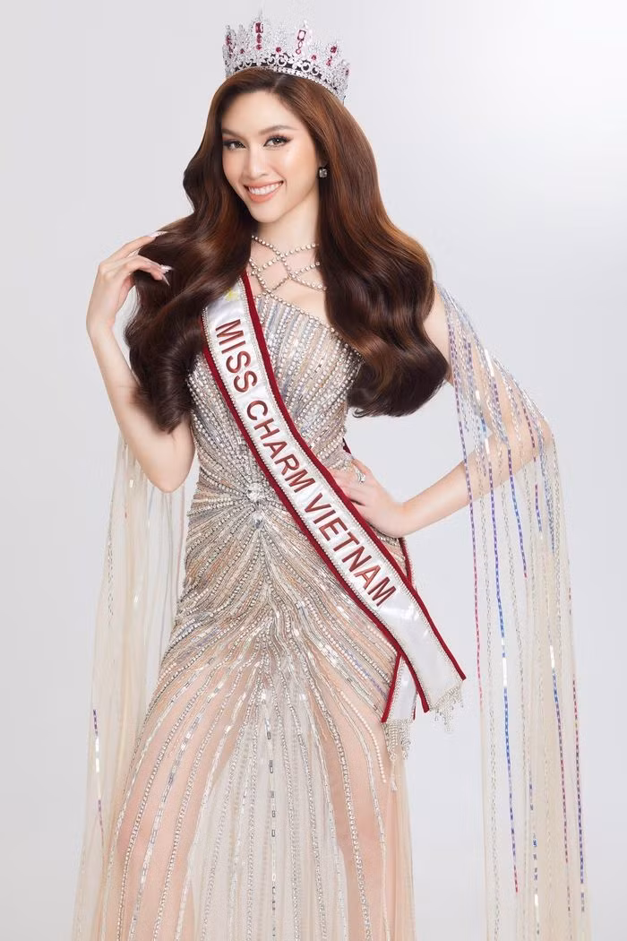 Vương miện của Thanh Thanh Huyền có đính nhiều đá ruby đỏ. Vương miện của Thanh Thanh Huyền có đính nhiều đá ruby đỏ.