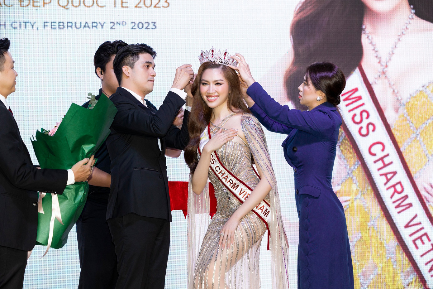 Thanh Thanh Huyền nhận vương miện và sash Miss Charm Vietnam. Thanh Thanh Huyền nhận vương miện và sash Miss Charm Vietnam.