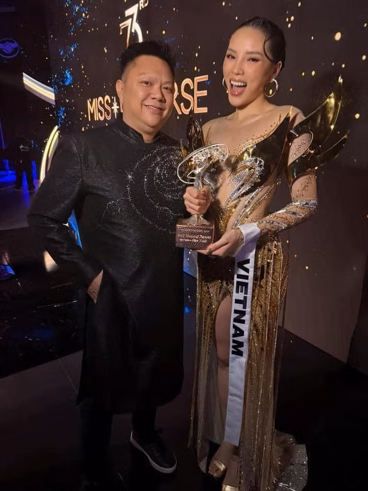 Kỳ Duyên cùng Giám đốc quốc gia Miss Universe Vietnam hạnh phúc nhận giải thưởng Kỳ Duyên cùng Giám đốc quốc gia Miss Universe Vietnam hạnh phúc nhận giải thưởng