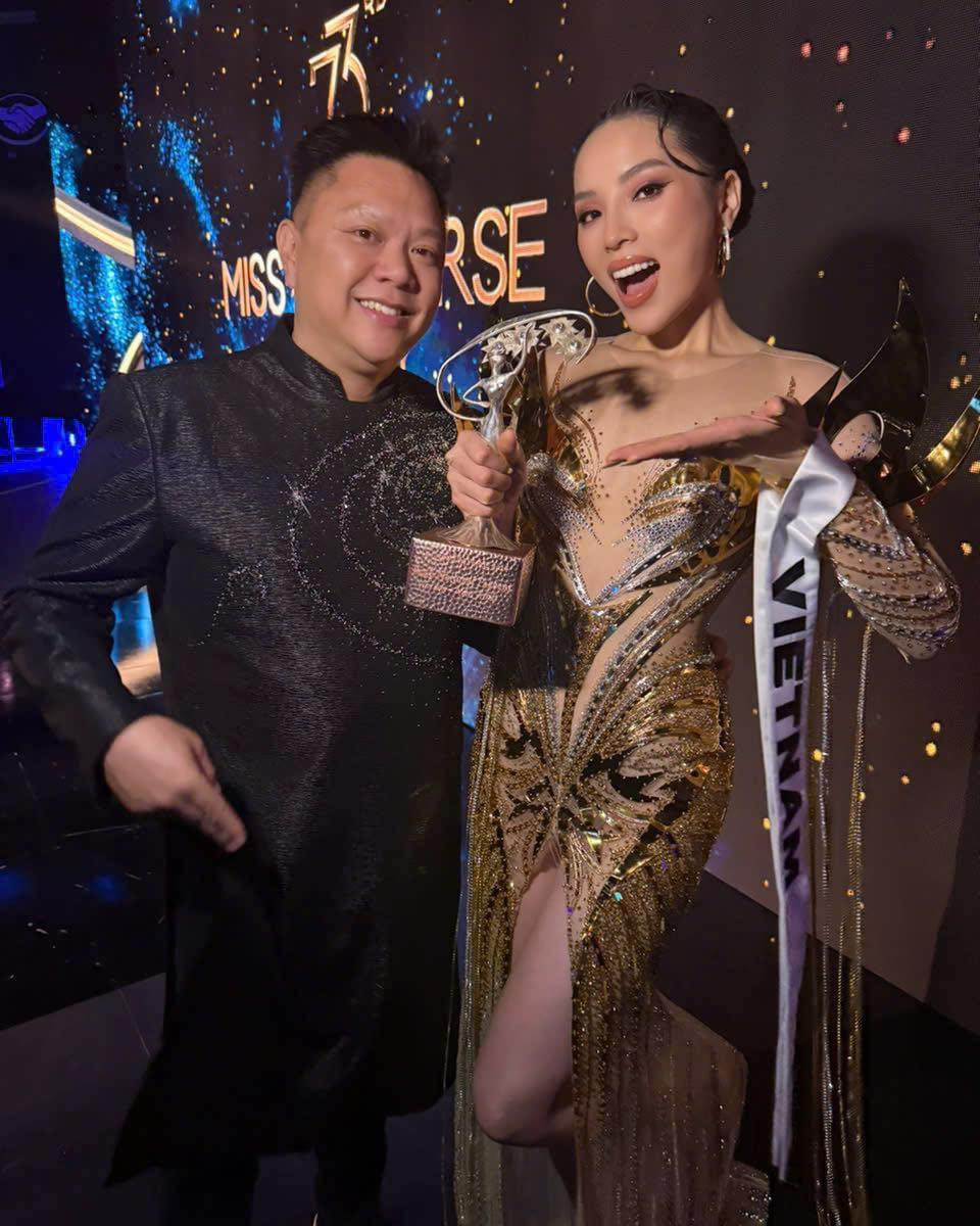 Kỳ Duyên cùng Giám đốc quốc gia Miss Universe Vietnam hạnh phúc nhận giải thưởng