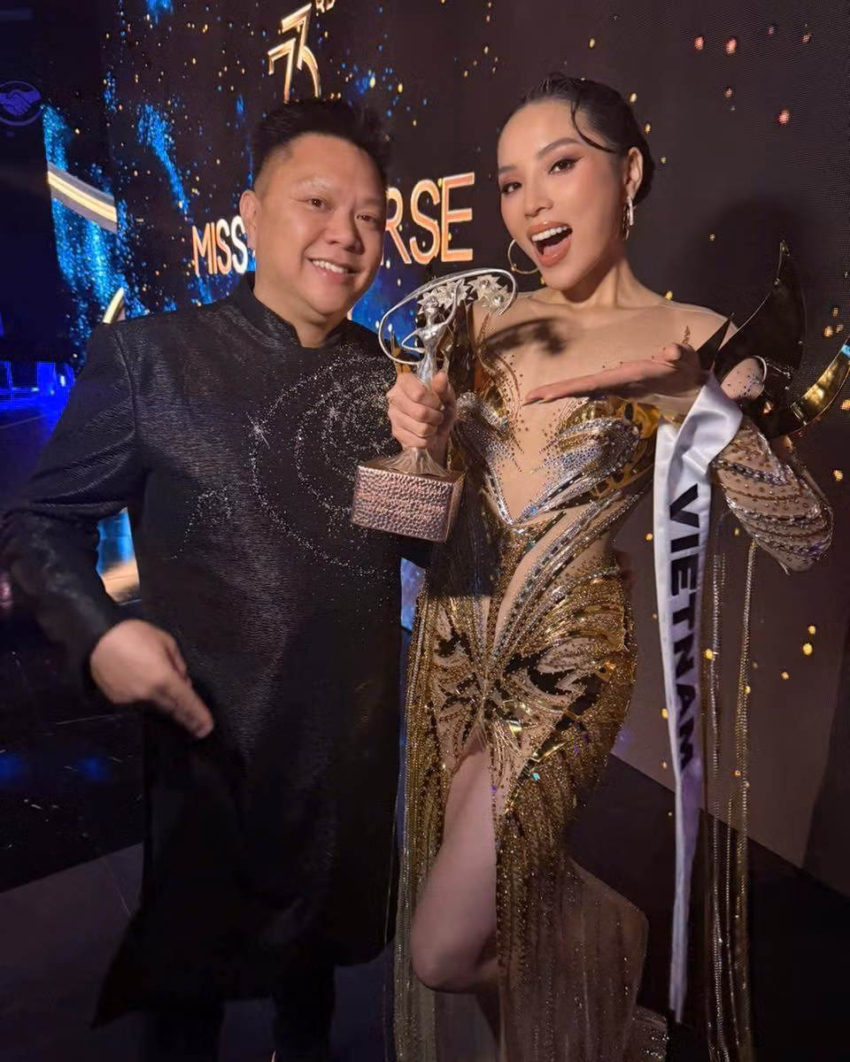 Kỳ Duyên cùng Giám đốc quốc gia Miss Universe Vietnam hạnh phúc nhận giải thưởng Kỳ Duyên cùng Giám đốc quốc gia Miss Universe Vietnam hạnh phúc nhận giải thưởng