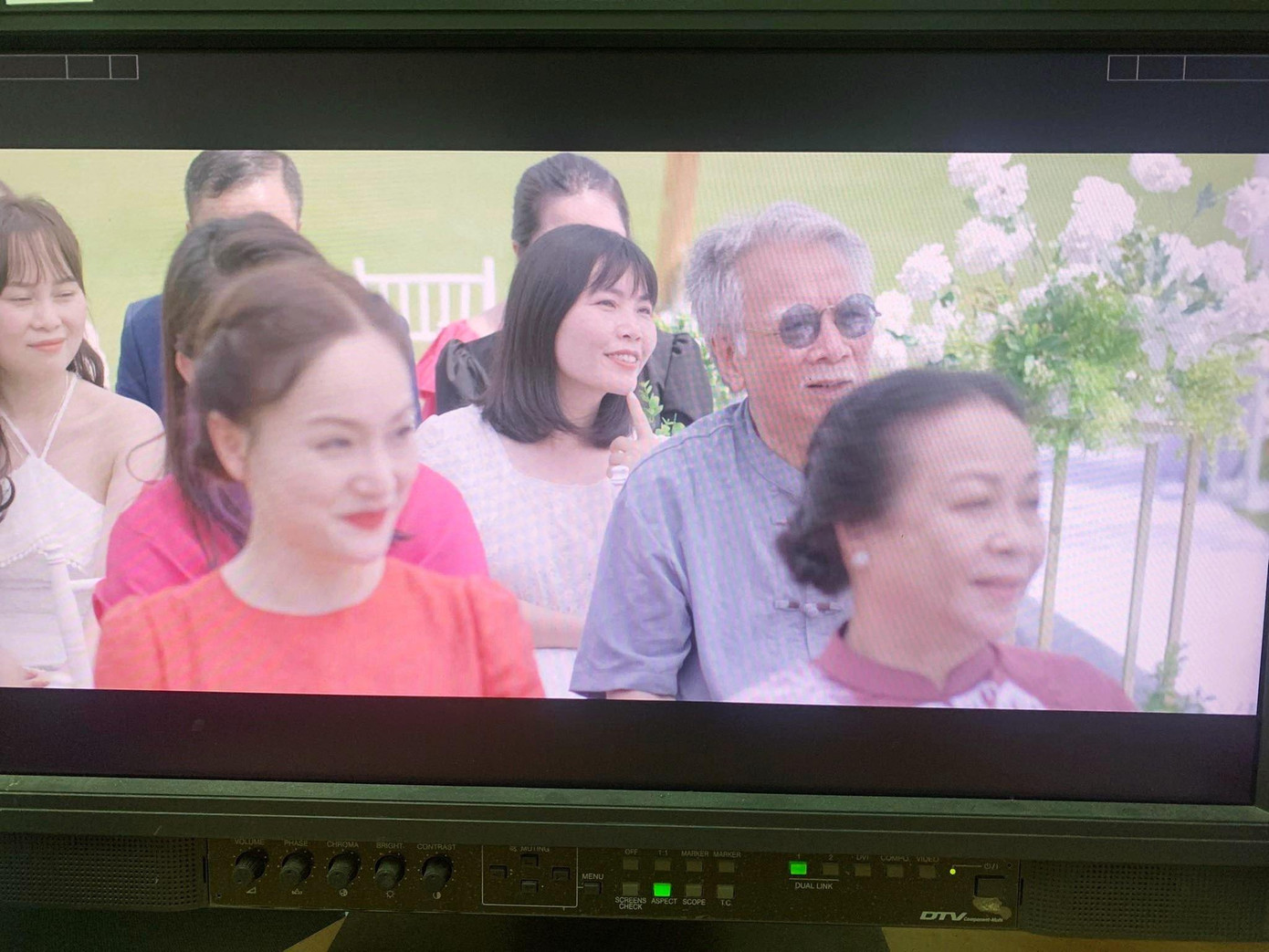 Cô đóng vai khách mời trong đám cưới Cô đóng vai khách mời trong đám cưới