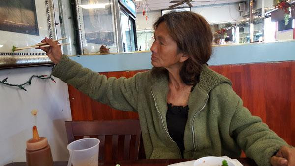 Bà không chịu về Việt Nam chữa bệnh. Bà không chịu về Việt Nam chữa bệnh.