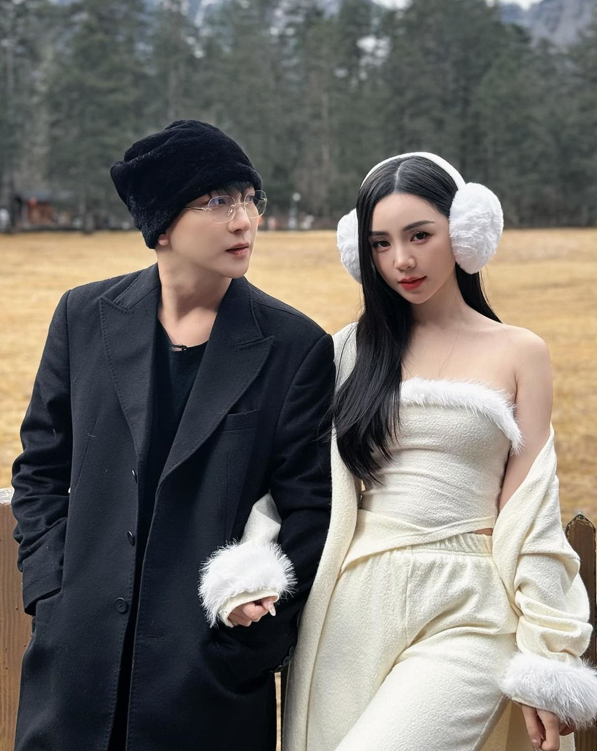 Hai người bị nghi hẹn hò bí mật vì cực thân thiết với nhau. Hai người bị nghi hẹn hò bí mật vì cực thân thiết với nhau.