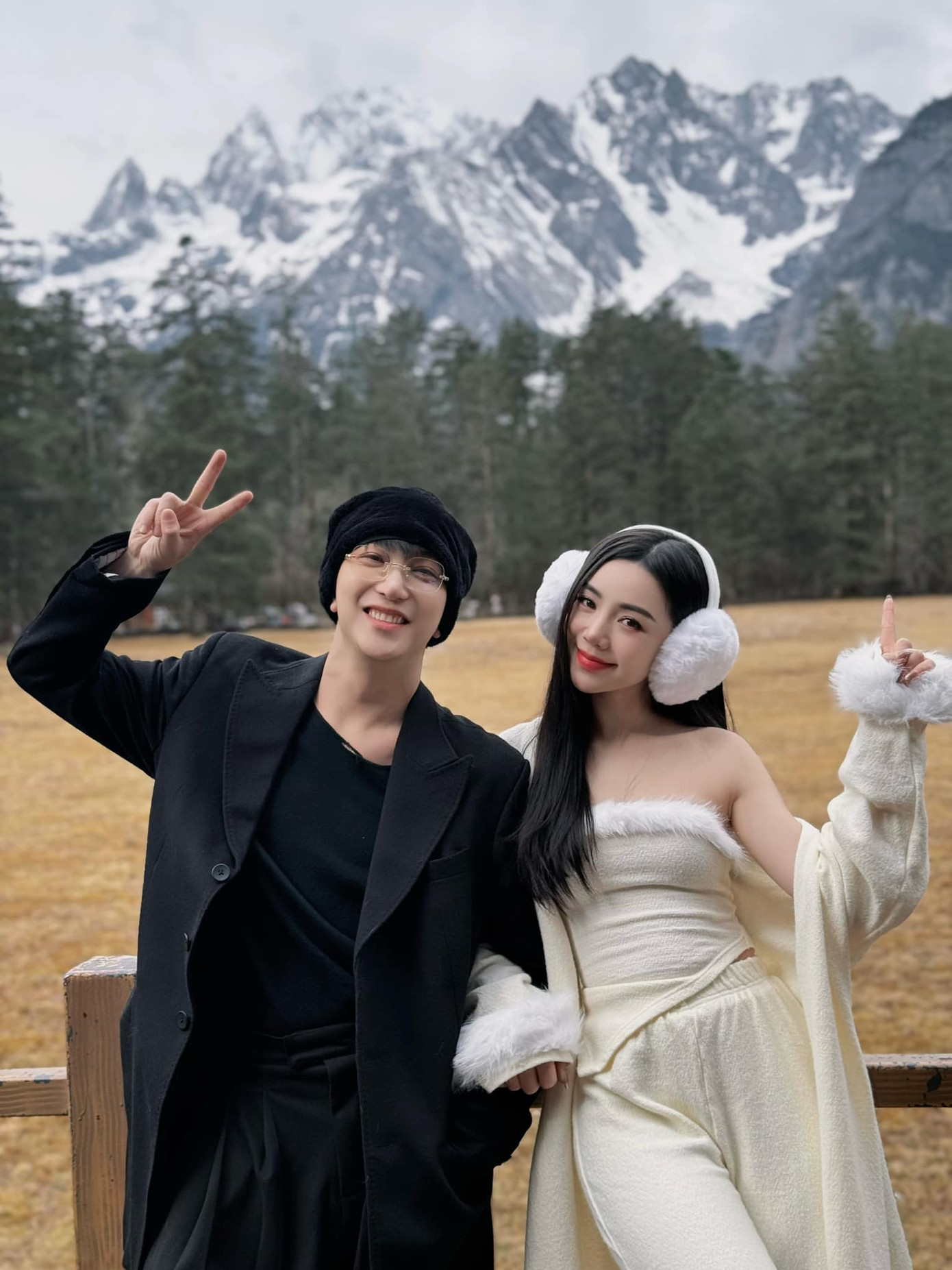 Hai người cùng nhóm bạn thân đi khám phá Trung Quốc.