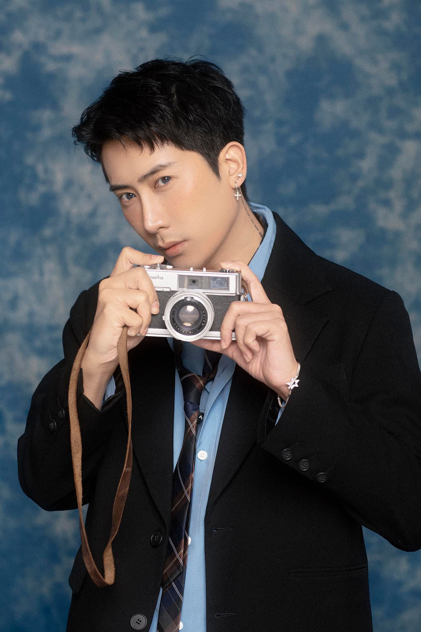 Vương Khánh thường tự viết kịch bản, đóng vai chính rồi dựng clip.