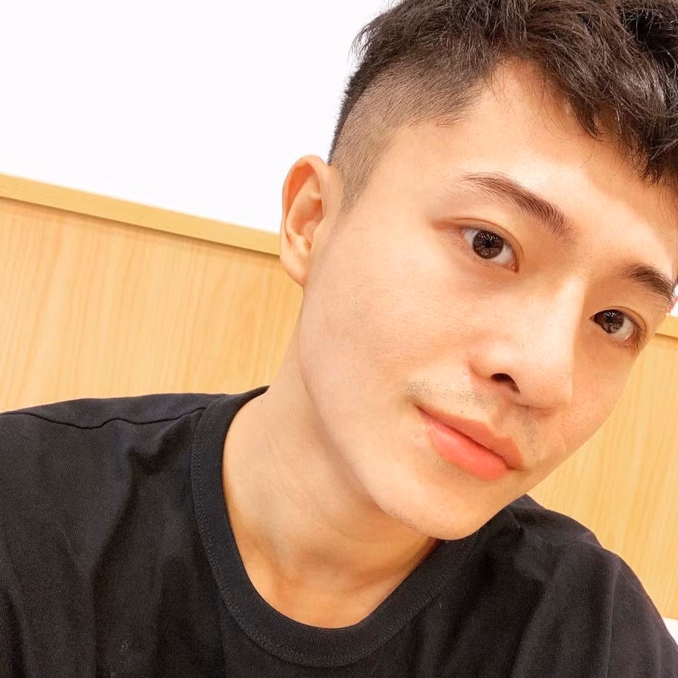 Nam diễn viên không tiết lộ người đi ăn cùng mình.