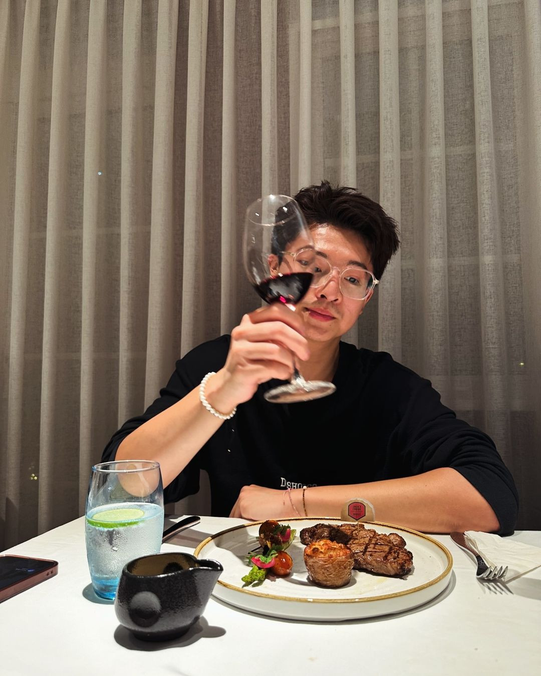 Cũng khá lâu rồi Harry Lu mới cập nhật hình ảnh mới trên trang cá nhân. Cũng khá lâu rồi Harry Lu mới cập nhật hình ảnh mới trên trang cá nhân.