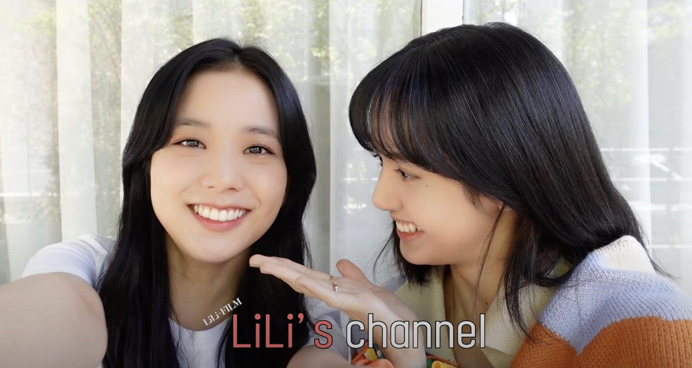 Hai cô gái có buổi đi chơi cực vui vẻ