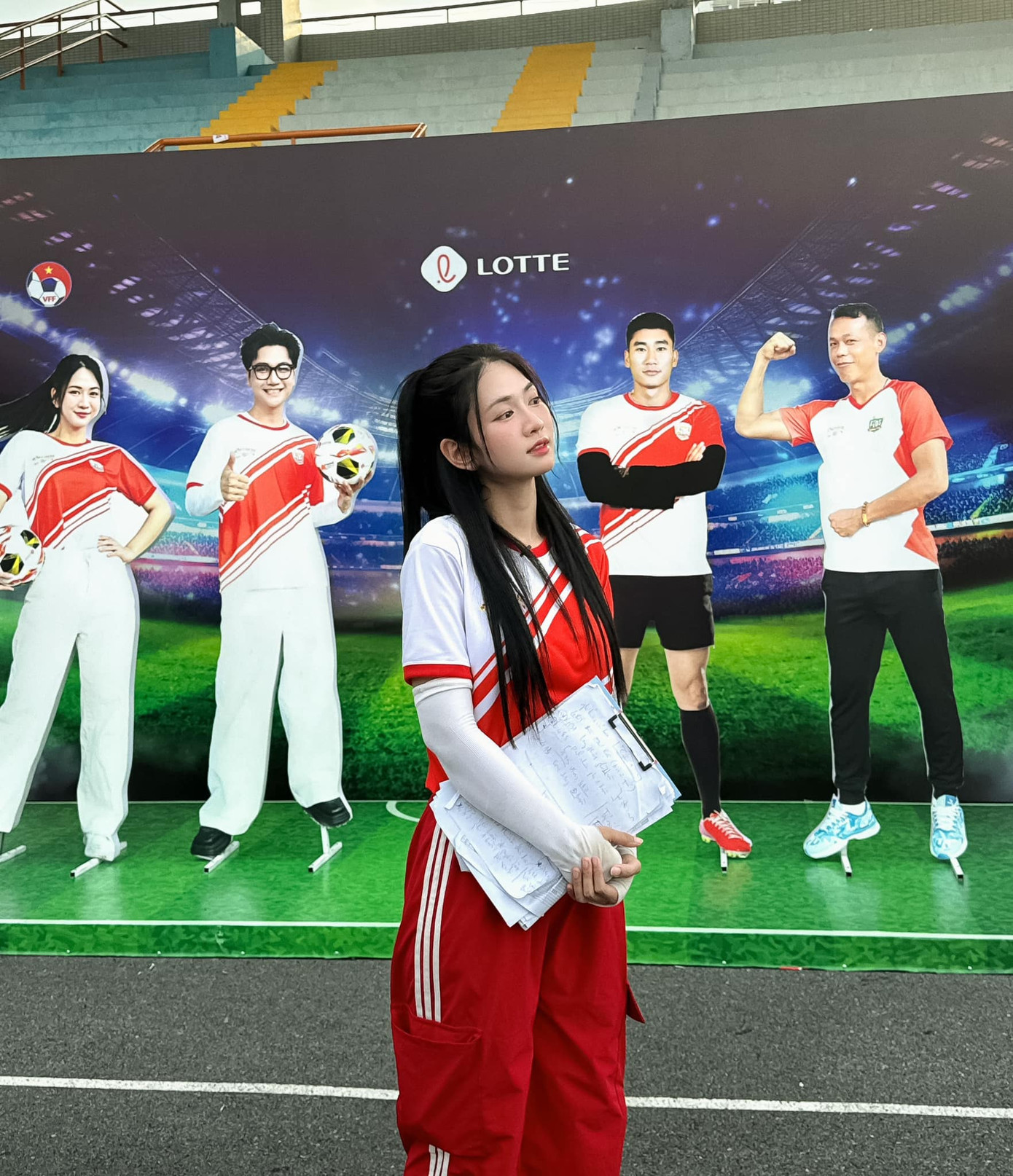 Lê Bống trở thành bảo mẫu cho dàn cầu thủ nhí. Lê Bống trở thành bảo mẫu cho dàn cầu thủ nhí.