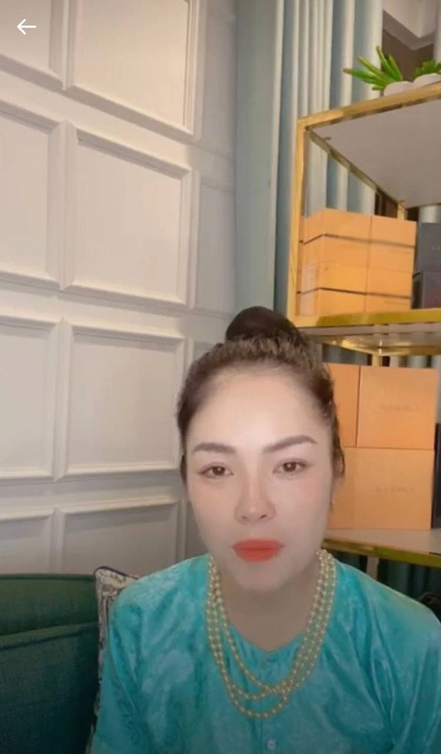 Dương Cẩm Lynh liên tục livestream để đính chính tin đồn. Dương Cẩm Lynh liên tục livestream để đính chính tin đồn.