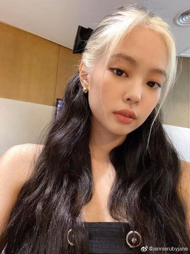 Jennie từng tốn 18 tiếng để nhuộm tóc mái thành màu vàng Jennie từng tốn 18 tiếng để nhuộm tóc mái thành màu vàng