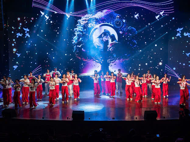 Tiết mục đặc sắc trong Lễ kỷ niệm do cô trò trường THCS Đoàn Thị Điểm biểu diễn. Tiết mục đặc sắc trong Lễ kỷ niệm do cô trò trường THCS Đoàn Thị Điểm biểu diễn.