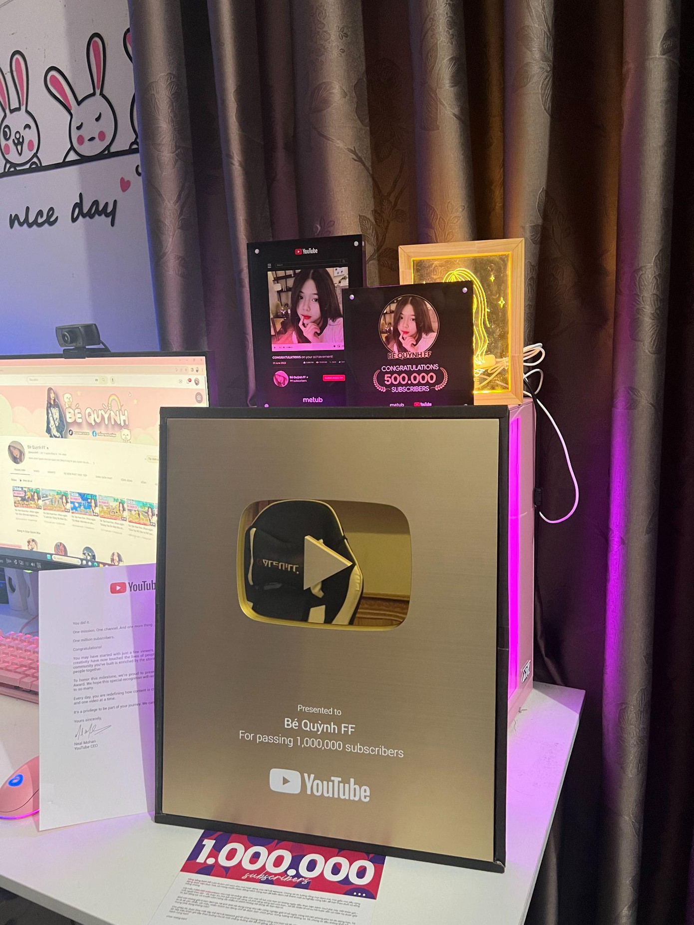 Thúy Quỳnh nhận nút vàng của YouTube.