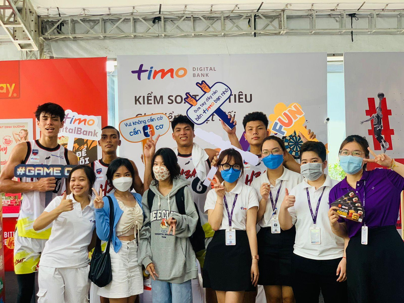 Các bạn trẻ có cơ hội giao lưu và nhận nhiều phần quà hấp dẫn tại gian hàng của Timo - Ảnh: Nguồn Timo