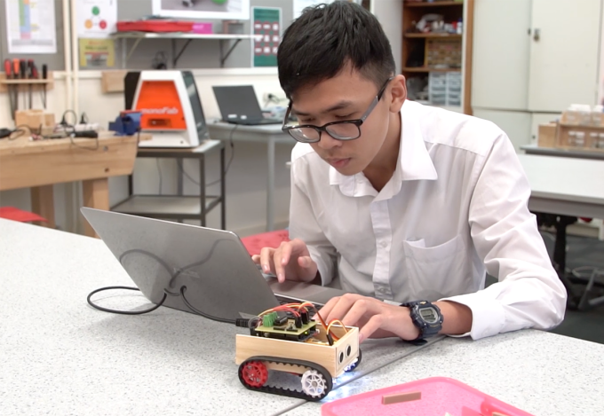 Xuân Khang trong một giờ học về Robotics ở trường. Xuân Khang trong một giờ học về Robotics ở trường.