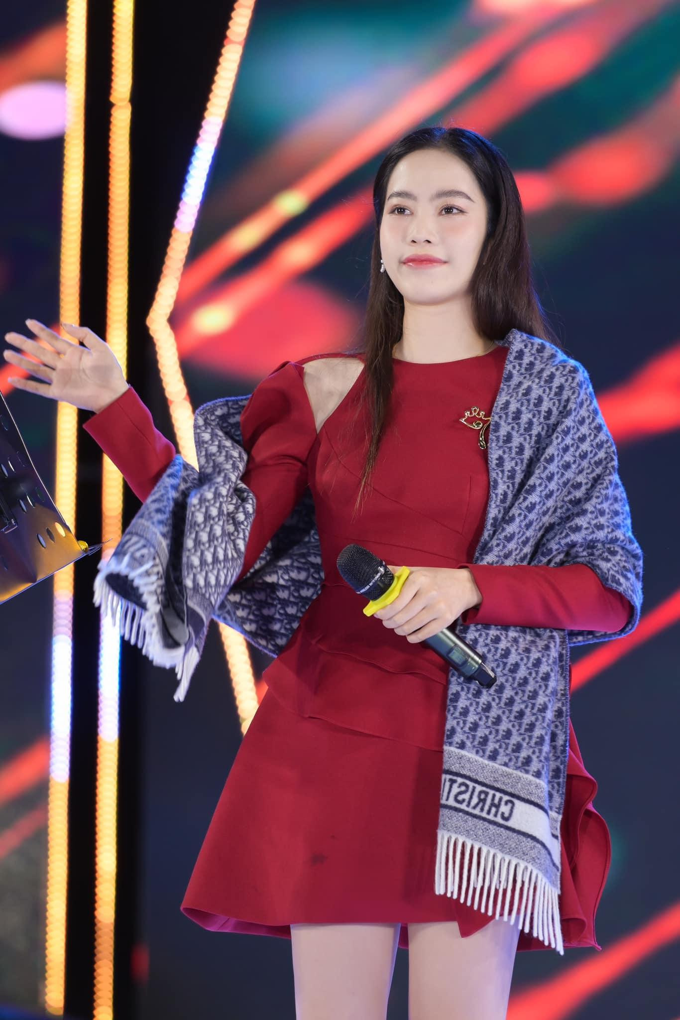 Nam Em lộ sức khỏe không tốt trong một số buổi diễn gần đây Nam Em lộ sức khỏe không tốt trong một số buổi diễn gần đây