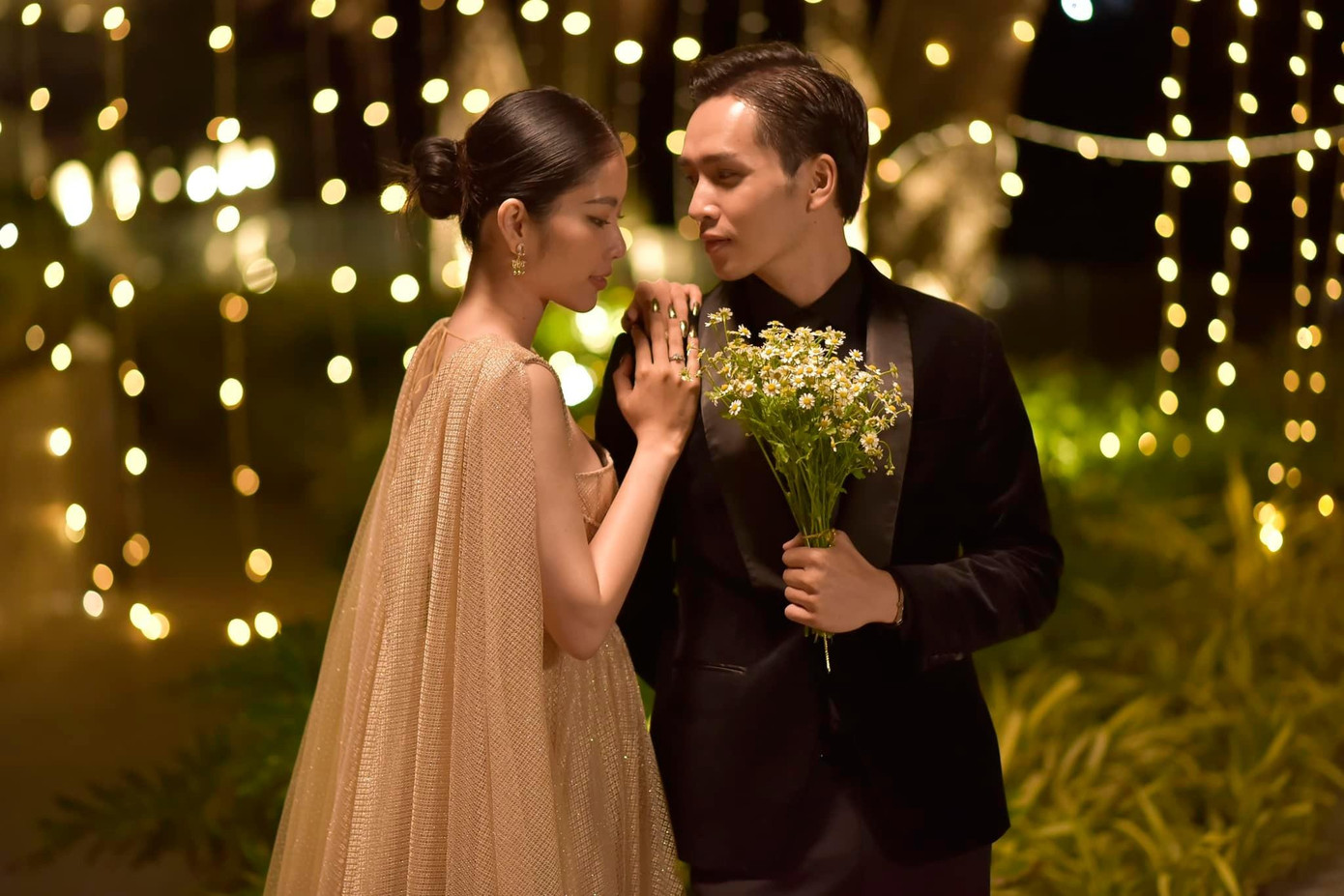 Netizen cho rằng vì là người đa cảm nên Nam Em dễ nảy sinh tình cảm với bạn diễn. Netizen cho rằng vì là người đa cảm nên Nam Em dễ nảy sinh tình cảm với bạn diễn.