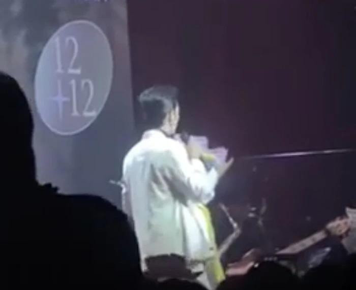 Hai người không song ca trong đêm diễn mới nhất Hai người không song ca trong đêm diễn mới nhất