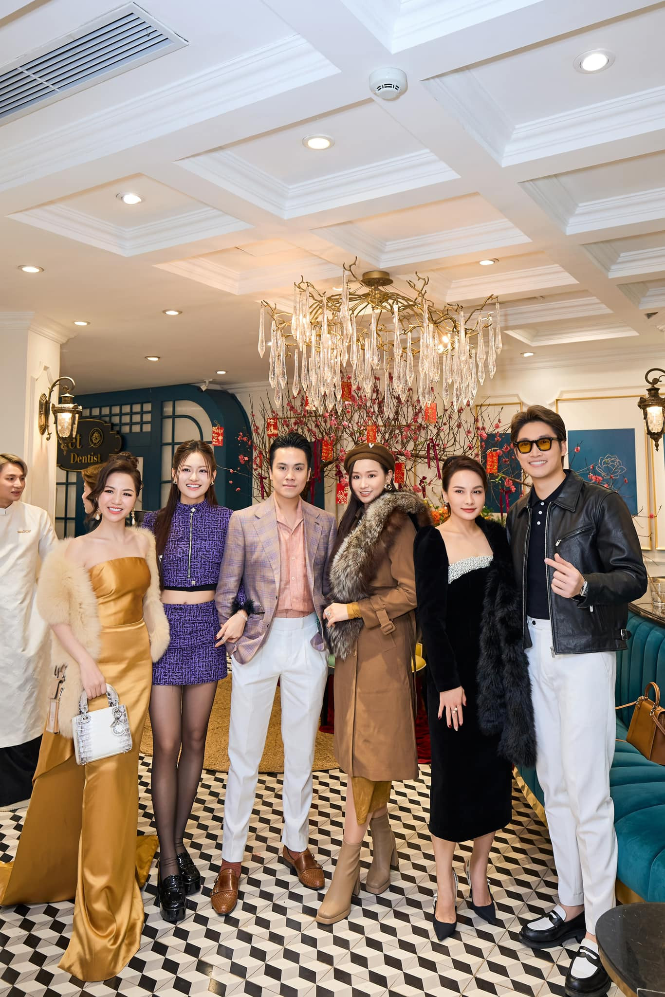 Khách mời của chú rể sẽ toàn các diễn viên quen thuộc của VTV. Khách mời của chú rể sẽ toàn các diễn viên quen thuộc của VTV.