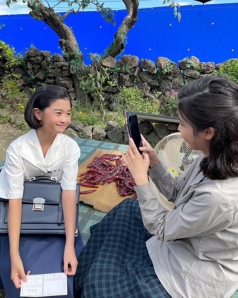 IU xả ảnh hậu trường dù phim đã hết.