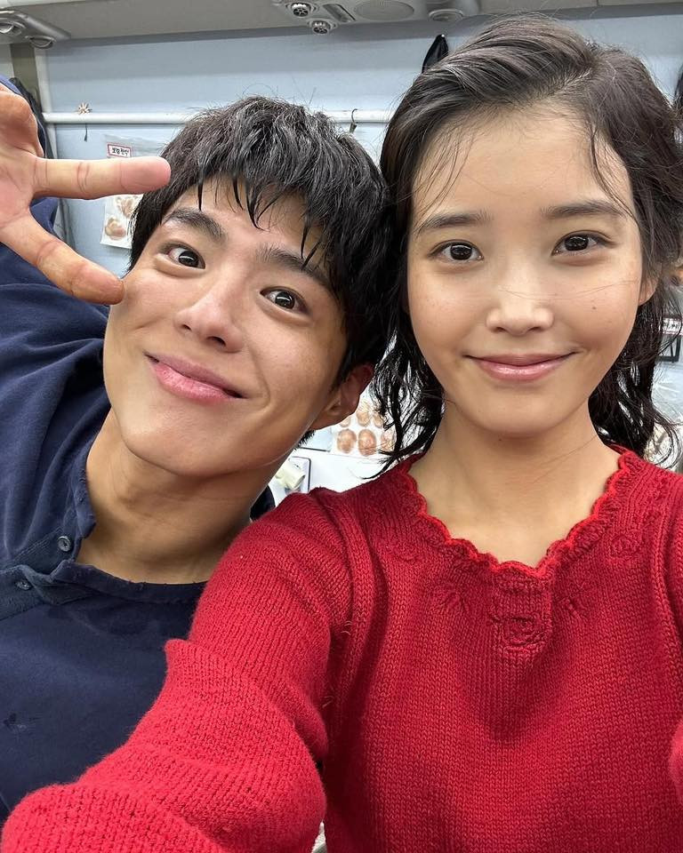 IU xả ảnh hậu trường dù phim đã hết.