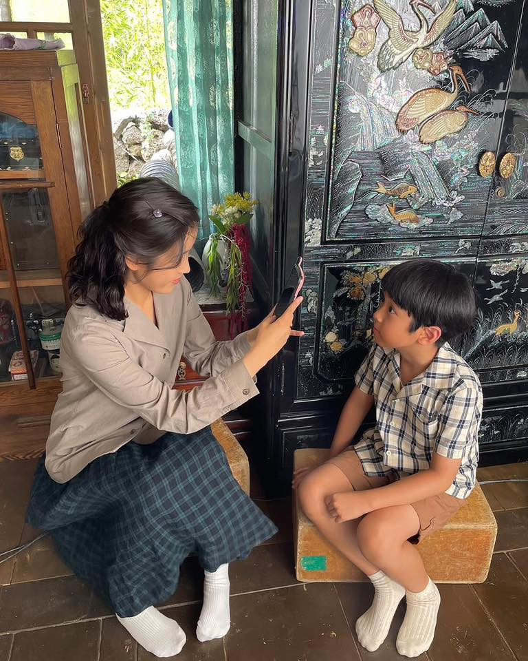 IU xả ảnh hậu trường dù phim đã hết.