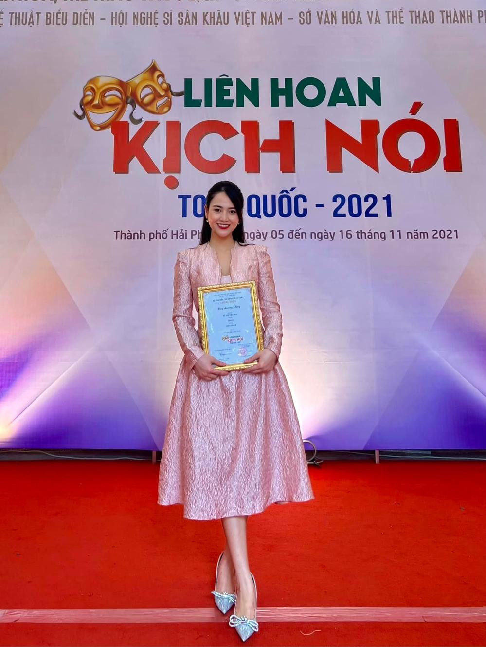 Việt Hoa vừa đoạt giải cao...