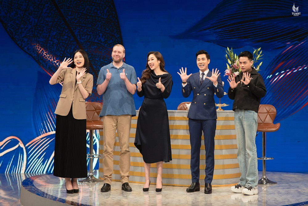 Vợ chồng Hoa hậu Ngô Phương Lan trên trường quay Khách Sạn 5 Sao Vợ chồng Hoa hậu Ngô Phương Lan trên trường quay Khách Sạn 5 Sao