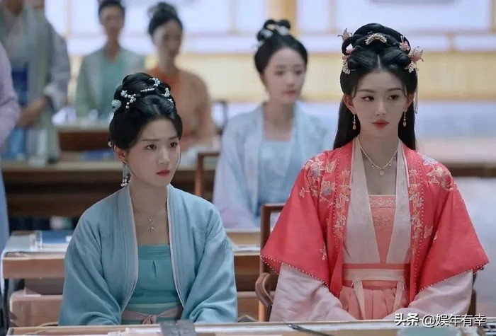 Nữ chính thậm chí còn nhìn không thu hút bằng nữ phụ.